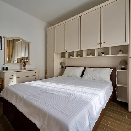 Apartamento Wissam's Red Kitchen