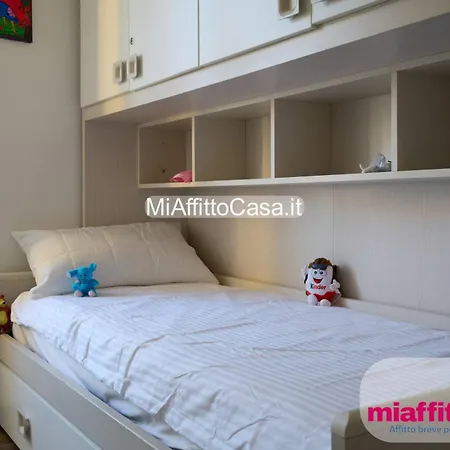 Apartment Wissam's Red Kitchen Milan